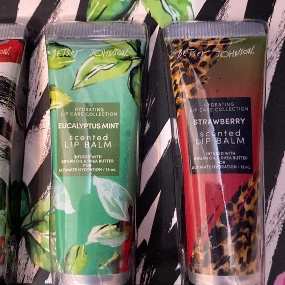 Betsey  Johnson 7 pc  hydrating lip Balms NWT Christmas - Picture 6 of 7